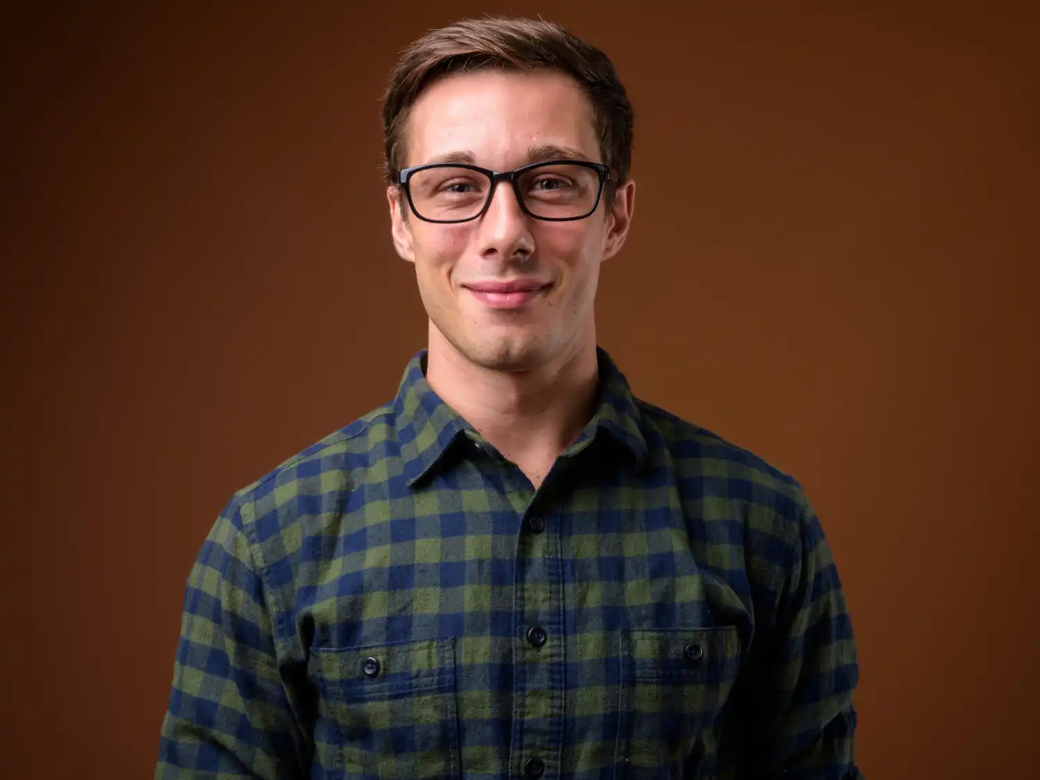 Mecánico instalando piezas originales en un vehículo