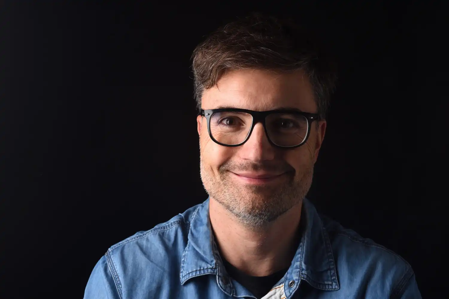 Mecánico instalando piezas originales en un vehículo